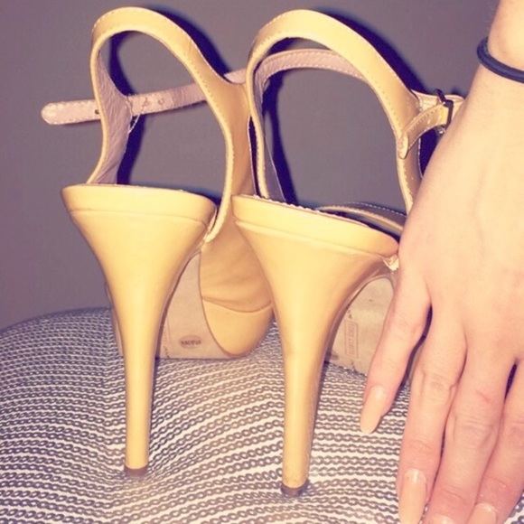 Vince Camuto Nude Platform Peep Toe Sandal Pump - Picture 5 of 6